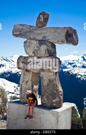 Une jeune fille donnant à grande échelle l'Inukshuk sur Blackcomb Mountain, Whistler, Canada Banque D'Images