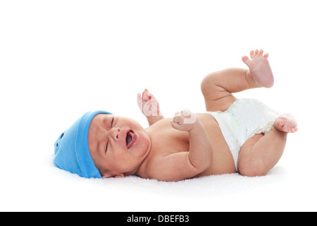 Un nouveau-né garçon pleurer Banque D'Images