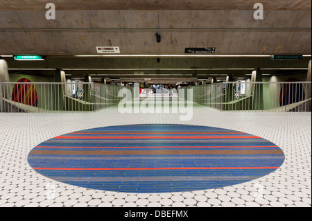 Cercle en céramique par l'artiste Jean-Paul Mousseau , station de métro Peel, Montréal, Canada. Banque D'Images