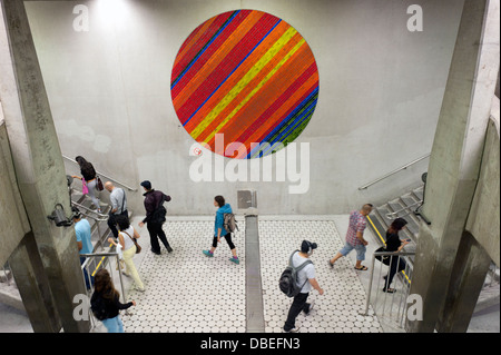 Céramique murale circle par l'artiste Jean-Paul Mousseau , station de métro Peel, Montréal, Canada. Banque D'Images