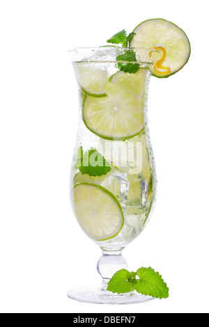 Mojito cocktail boire dans un grand verre avec de la chaux isolé sur fond blanc Banque D'Images