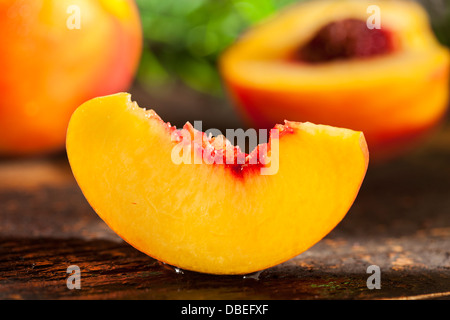 Orange mûre bio Peaches on a Background Banque D'Images