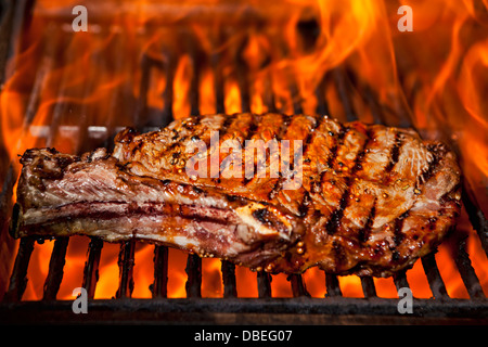 Un bifteck de haut de surlonge grillé sur un barbecue, faible profondeur de champ. Banque D'Images