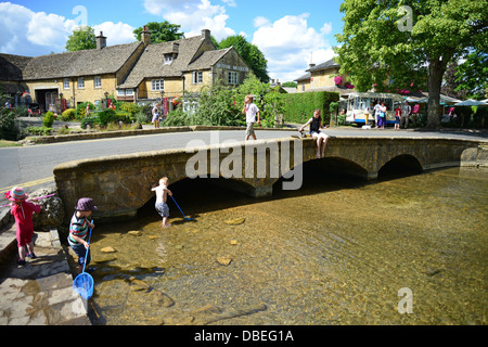 Passerelle de pierre rivière Windrush, Bourton-on-the-water, Gloucestershire, Angleterre, Royaume-Uni Banque D'Images