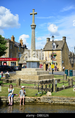 War Memorial par rivière Windrush, Bourton-on-the-water, Gloucestershire, Angleterre, Royaume-Uni Banque D'Images