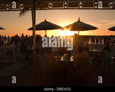 Les GENS QUI SUIVENT LE COUCHER DU SOLEIL des terrasses de cafés en plein air MALLORY SQUARE KEY WEST FLORIDA USA Banque D'Images