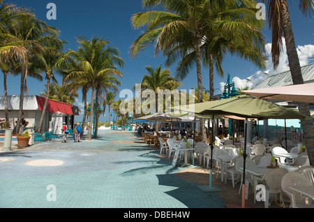 Des terrasses de cafés en plein air TIMES SQUARE MALL PIÉTONNIER FORT MYERS BEACH FLORIDE USA Banque D'Images