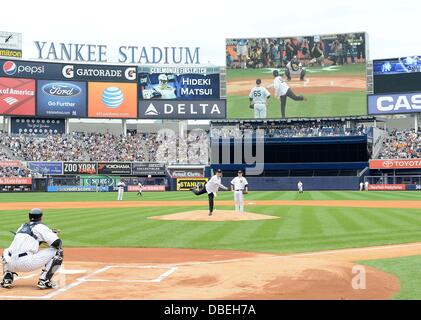 Le Bronx, New York, USA. 28, 2013. Hideki Matsui Hideki Matsui MLB : lance la première balle de cérémonie à catcher Chris Stewart des New York Yankees comme lanceur partant des Yankees de New York Phil Hughes ressemble au cours de Matsui's retraite officielle cérémonie devant le principal Ligue base-ball match contre les Rays de Tampa Bay au Yankee Stadium dans le Bronx, New York, United States . Credit : AFLO/Alamy Live News Banque D'Images