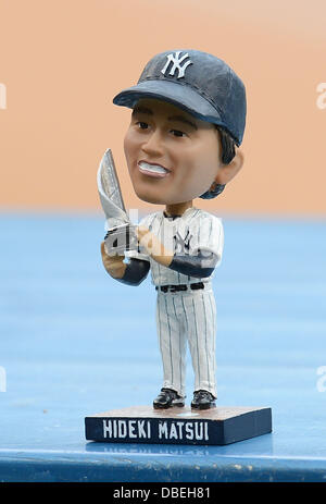 Le Bronx, New York, USA. 28, 2013. Hideki Matsui poupée figurine : Hideki Matsui's MLB la retraite avant la cérémonie officielle de la Major League Baseball match entre les Rays de Tampa Bay et les Yankees de New York au Yankee Stadium dans le Bronx, New York, United States . Credit : AFLO/Alamy Live News Banque D'Images