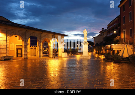 Vue sur la place Piazza Malvezzi dans Desencano Del Garda en début de matinée, juste avant l'aube. Banque D'Images