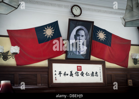 Palais présidentiel, Nanjing, Chine. Portrait de Sun Yat-sen flanqué de drapeaux de la République populaire de Chine. Banque D'Images