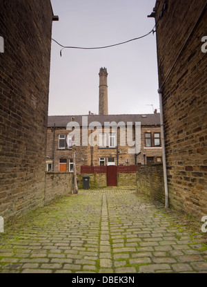 Une rue pavée entre le logement de l'époque victorienne en terrasse dans le nord de la ville de moulin à Halifax Banque D'Images