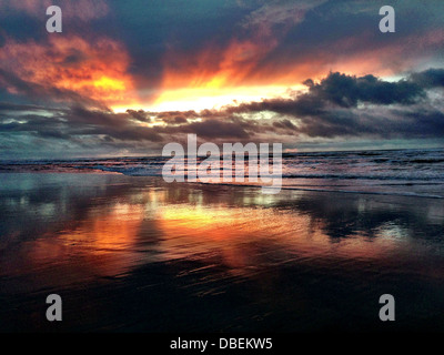 Soleil sur plage, Rockaway Beach, Oregon, United States Banque D'Images