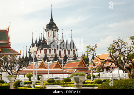 Loha Prasat en fer temple Wat Ratchanatdaram Worawihan, Bangkok, Thaïlande Banque D'Images