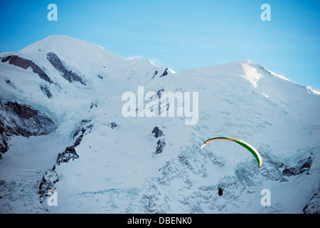 Europe, France, Alpes, Haute-Savoie, Chamonix, parachute ci-dessous sommet du Mont-Blanc Banque D'Images