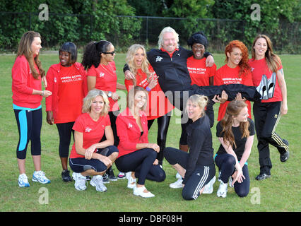 Sir Richard Branson, Chloe Madeley, Liz Locke, Marcus Patrick, Matt Willis, Melanie Chisholm, alias Mel C , Nell McAndrew, Olivia Hallinan, Oritse Williams, Sam Attwater, Susie Amy, Michelle Heaton, VIDA Triathlon de Londres Virgin Active - Photocall tenue à Vi Banque D'Images