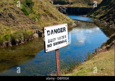 "Attention pas de piscine en eau profonde' signe sur l'Titterstone Clee, Shropshire, Angleterre Banque D'Images
