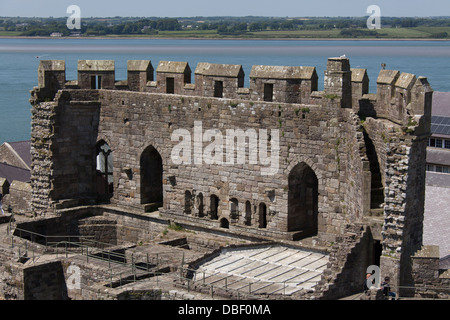 Ville de Caernarfon, Pays de Galles. Village pittoresque vue arrière de la partie supérieure des ruines du château de Caernarfon historique porte du roi. Banque D'Images