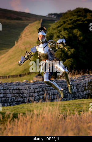 Mur d'Hadrien, Northumberland, Angleterre. 29 juillet 2013. La reine Victoria a rejoint un gladiateur romain et médiéval Chevalier à Fort romain de Housesteads sur mur d'Hadrien près de Hexham, Northumberland la nuit dernière à venir d'une enquête annoncée par l'English Heritage aujourd'hui 30/07/13. Près de 7 sur 10 (68  %) anglais tient à échapper à la 21e siècle selon un sondage commandé par l'English Heritage avant ses événements de l'été, saison qui rassemble 2000 ans d'histoire de la vie dans ses sites à travers le pays - y compris le mur d'Hadrien (photo). Crédit : Jim Holden/Alamy Live News Banque D'Images