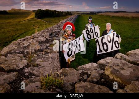 Mur d'Hadrien, Northumberland, Angleterre. 29 juillet 2013. La reine Victoria a rejoint un gladiateur romain et médiéval Chevalier à Fort romain de Housesteads sur mur d'Hadrien près de Hexham, Northumberland la nuit dernière à venir d'une enquête annoncée par l'English Heritage aujourd'hui 30/07/13. Près de 7 sur 10 (68  %) anglais tient à échapper à la 21e siècle selon un sondage commandé par l'English Heritage avant ses événements de l'été, saison qui rassemble 2000 ans d'histoire de la vie dans ses sites à travers le pays - y compris le mur d'Hadrien (photo). Crédit : Jim Holden/Alamy Live News Banque D'Images