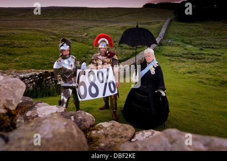 Mur d'Hadrien, Northumberland, Angleterre. 29 juillet 2013. La reine Victoria a rejoint un gladiateur romain et médiéval Chevalier à Fort romain de Housesteads sur mur d'Hadrien près de Hexham, Northumberland la nuit dernière à venir d'une enquête annoncée par l'English Heritage aujourd'hui 30/07/13. Près de 7 sur 10 (68  %) anglais tient à échapper à la 21e siècle selon un sondage commandé par l'English Heritage avant ses événements de l'été, saison qui rassemble 2000 ans d'histoire de la vie dans ses sites à travers le pays - y compris le mur d'Hadrien (photo). Crédit : Jim Holden/Alamy Live News Banque D'Images