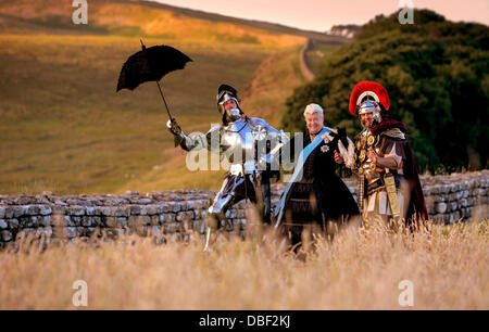 Mur d'Hadrien, Northumberland, Angleterre. 29 juillet 2013. La reine Victoria a rejoint un gladiateur romain et médiéval Chevalier à Fort romain de Housesteads sur mur d'Hadrien près de Hexham, Northumberland la nuit dernière à venir d'une enquête annoncée par l'English Heritage aujourd'hui 30/07/13. Près de 7 sur 10 (68  %) anglais tient à échapper à la 21e siècle selon un sondage commandé par l'English Heritage avant ses événements de l'été, saison qui rassemble 2000 ans d'histoire de la vie dans ses sites à travers le pays - y compris le mur d'Hadrien (photo). Crédit : Jim Holden/Alamy Live News Banque D'Images