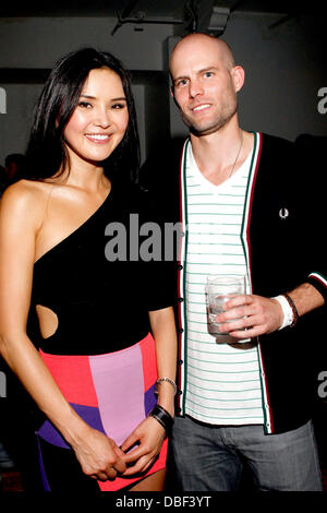 Soo Yeon Lee et Ryan SPiN Fisher pré-lancement partie Toronto Toronto, Canada - 07.6.11 Banque D'Images