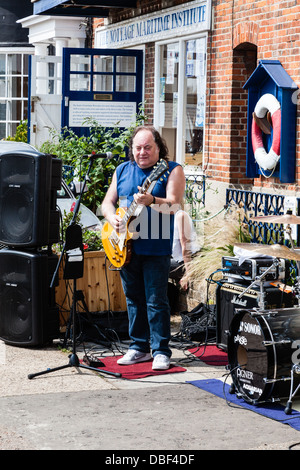 Dave Edwards joue de la guitare avec BRD à l'extérieur de la Rose and Crown au Wivenhoe, Essex, UK Banque D'Images