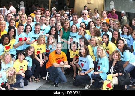 Meredith Vieira, et le personnel de la CCBN l 'Today Show' salue Meredith Vieira's Dernier jour avec le réseau NBC New York City, USA - 08.06.11 Banque D'Images