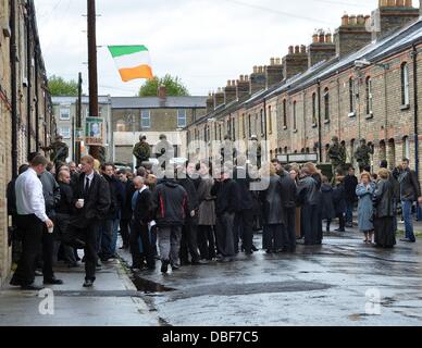 L'atmosphère de nouveaux acteurs film irlandais 'Shadow Dancer' (Aidan Gillen, Donald Mormaer Gleeson, Michael McElhatton & autres) vu sur l'ensemble où la ville de Dublin a été faite pour ressembler à Belfast durant les troubles jusqu'à ce que la pluie s'est arrêté de jouer ! Dublin, Irlande - 09.06.11. Banque D'Images