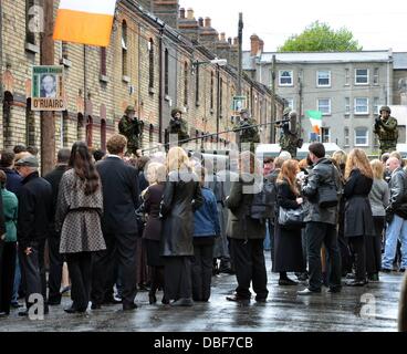 L'atmosphère de nouveaux acteurs film irlandais 'Shadow Dancer' (Aidan Gillen, Donald Mormaer Gleeson, Michael McElhatton & autres) vu sur l'ensemble où la ville de Dublin a été faite pour ressembler à Belfast durant les troubles jusqu'à ce que la pluie s'est arrêté de jouer ! Dublin, Irlande - 09.06.11. Banque D'Images