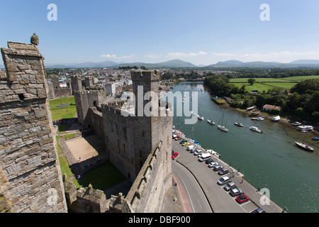 Ville de Caernarfon, Pays de Galles. Portrait de la rivière Seiont avec Château de Caernarfon au premier plan. Banque D'Images