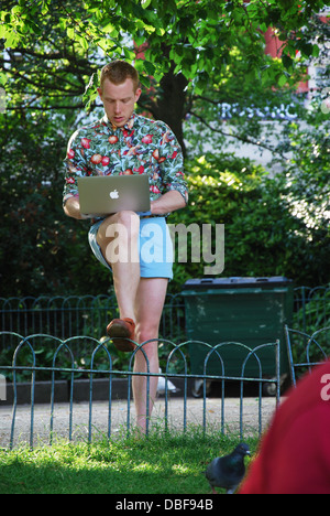 Étudiant travaillant sur son ordinateur portable à l'extérieur, Brighton, Royaume-Uni Banque D'Images