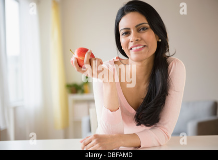 Indian woman eating fruit Banque D'Images