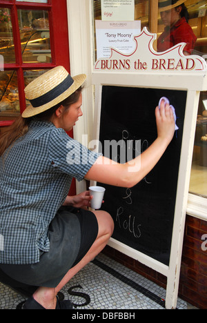 Publicité conseil à l'écriture de fille Burns le boulanger, Glastonbury High Street, Royaume-Uni Banque D'Images