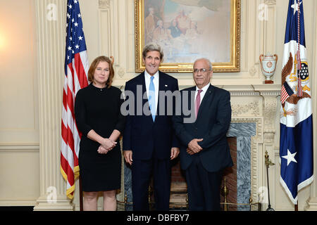 Le secrétaire d'Etat américain John Kerry avec la ministre de la justice israélienne Tzipi Livni et le négociateur en chef palestinien Saeb Erekat avant un dîner d'Iftar au département d'État le 29 juillet 2013 à Washington, DC. Banque D'Images