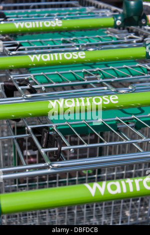 Chariots de supermarché à l'extérieur de la chaîne de supermarchés Waitrose. Banque D'Images