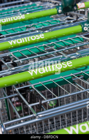 Chariots de supermarché à l'extérieur de la chaîne de supermarchés Waitrose. Banque D'Images