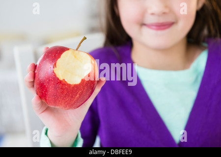 Mixed Race girl eating apple Banque D'Images