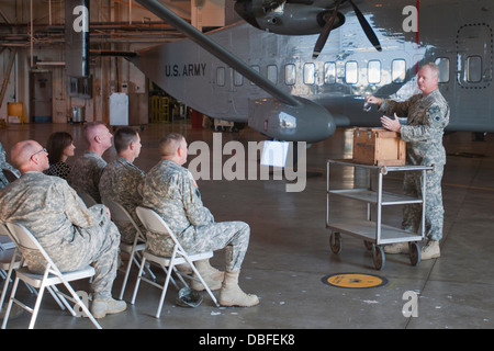 Le Colonel Jon Harrison, l'aviation de l'état général de la Garde nationale de l'Armée de l'Oklahoma, s'adresse à un public restreint pendant un virage en cere Banque D'Images