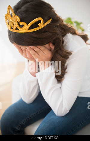 Fille hispanique dans tiara crying Banque D'Images