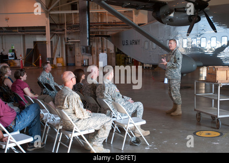 Le Colonel Jon Harrison, l'aviation de l'état général de la Garde nationale de l'Armée de l'Oklahoma, s'adresse à un public restreint pendant un virage en cere Banque D'Images