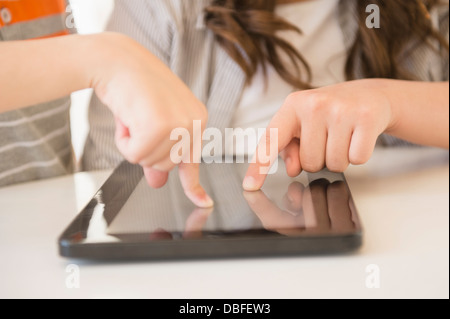 Hispanic girl using tablet computer on 24 Banque D'Images