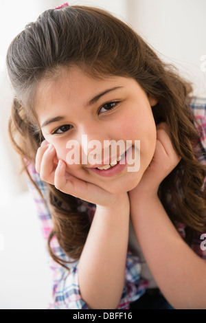 Young Girl smiling with chin en mains Banque D'Images