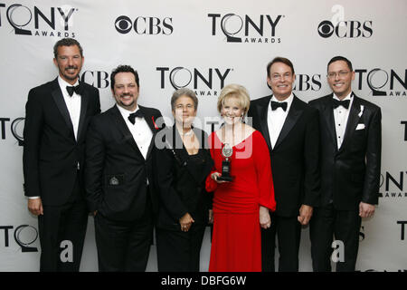 Gagnant du meilleur Revival d'un jouer Daryl Roth (3e R) et les producteurs les 65e Tony Awards, qui a eu lieu à Beacon Theatre - Salle de New York City, USA - 12.06.11 Banque D'Images