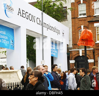 En dehors de la file d'attente des fans de tennis club Queens pour £10 billets pour le final du championnat AEGON entre numéro un britannique Andy Murray et le français Jo-Wilfried Tsonga cinquième tête de Londres, Angleterre - 13.06.11 Banque D'Images