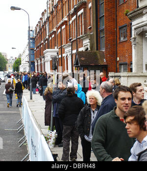 En dehors de la file d'attente des fans de tennis club Queens pour £10 billets pour le final du championnat AEGON entre numéro un britannique Andy Murray et le français Jo-Wilfried Tsonga cinquième tête de Londres, Angleterre - 13.06.11 Banque D'Images