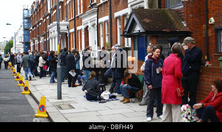 En dehors de la file d'attente des fans de tennis club Queens pour £10 billets pour le final du championnat AEGON entre numéro un britannique Andy Murray et le français Jo-Wilfried Tsonga cinquième tête de Londres, Angleterre - 13.06.11 Banque D'Images