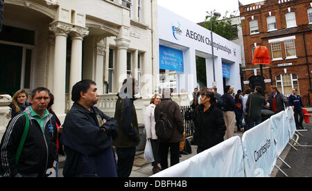 En dehors de la file d'attente des fans de tennis club Queens pour £10 billets pour le final du championnat AEGON entre numéro un britannique Andy Murray et le français Jo-Wilfried Tsonga cinquième tête de Londres, Angleterre - 13.06.11 Banque D'Images