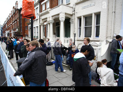 En dehors de la file d'attente des fans de tennis club Queens pour £10 billets pour le final du championnat AEGON entre numéro un britannique Andy Murray et le français Jo-Wilfried Tsonga cinquième tête de Londres, Angleterre - 13.06.11 Banque D'Images